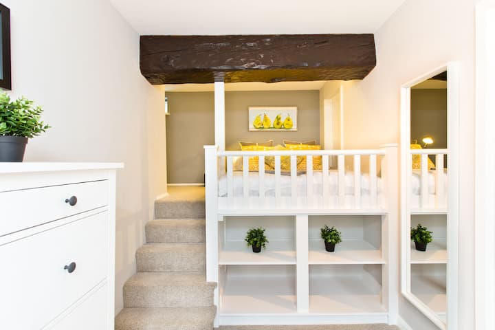 Spálňa 2 s vlastnou sprchou. Upozorňujeme na vyvýšenú plošinu s dvojitým matracom (90 cm od podlahy, prístupná cez schody s nízkou výškou stropu) – skvelá pre deti (nevhodná pre hostí s problémami s pohyblivosťou, pretože k nej vedú schody)