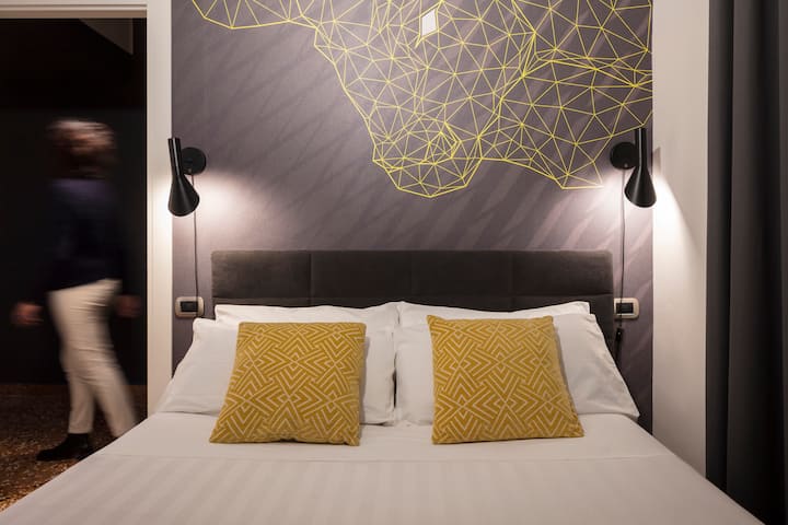 Dormitorio con puerta con cerradura (dormitorio con puerta)