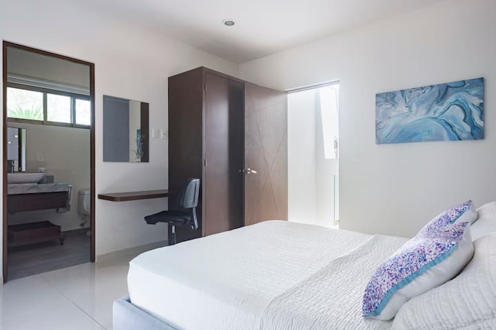 Mlango wa kuingia kwenye chumba cha kulala, mbele ya ngazi. Nyuma ya lango kuna kabati na upande wa dawati