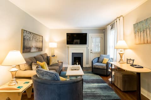 Successful Airbnb property: Entire Cottage 2BD, 1 Bath, AC, & Parking - a GEM! in Edgewood