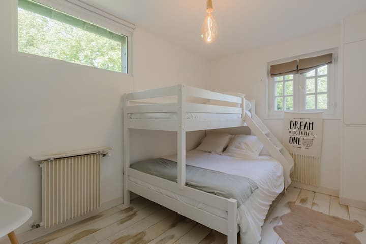 Chambre n°2 - rez de chaussée pour 3 enfants (lit double 140x190cm + lit simple 90x190cm)