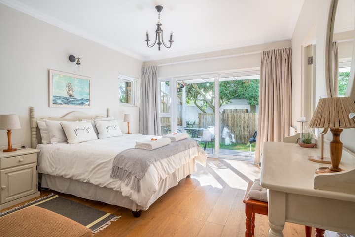 Vue sur le jardin, chambre principale au rez-de-chaussée avec feu vers le jardin et la piscine. Salle de bain attenante