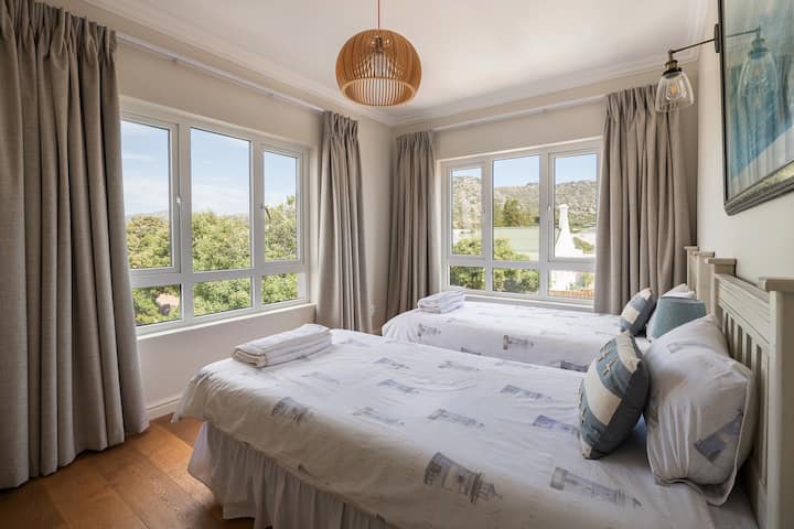 Vue sur la mer, rez-de-chaussée Troisième salle de bain avec vue sur la montagne...