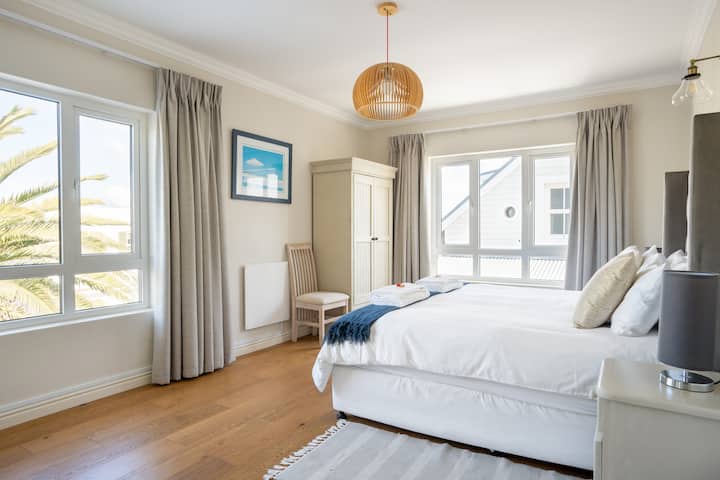 Premier niveau, première chambre avec salle de bain attenante