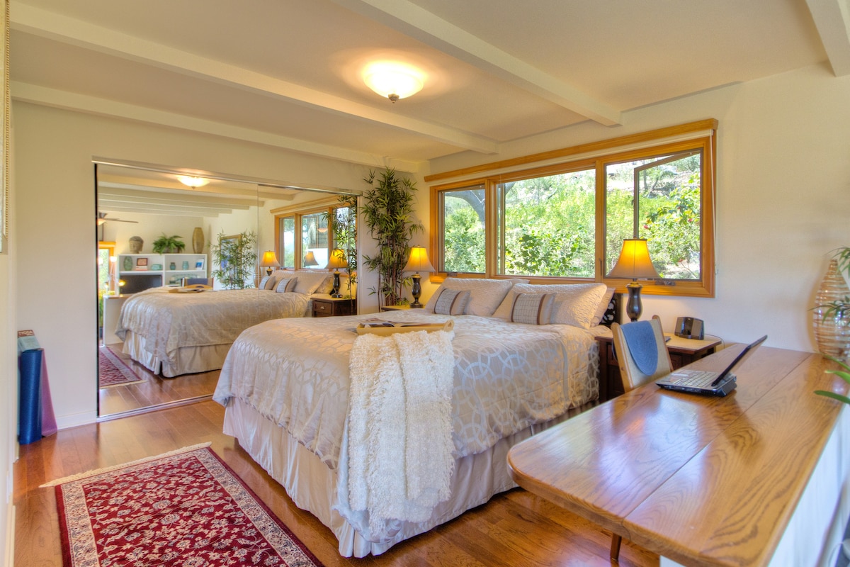 Despiértate con las inspiradoras vistas al mar en tu lujosa cama Cal-King.  Tu espacio adyacente de 8' con vista al mar es ideal para la creatividad o proyectos de trabajo. 5-G Wi-Fi  mantente en contacto mientras te escapas. 