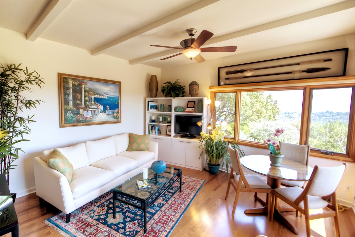 Contempla el océano, la isla y las vistas panorámicas a la costa y relájate cómodamente. Lounge, cena, teletrabajo. Reproductor de TV inteligente/DVD. Relájate cómodamente. Excelente sofá cama tamaño queen en la sala de estar complementa tu lujosa cama Cal-King en el dormitorio.