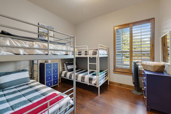 Dormitorio con ducha adjunta