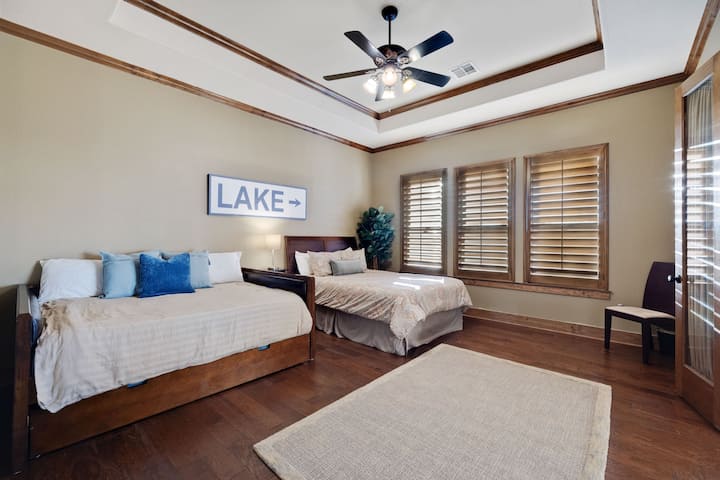 Dormitorio grande con cama tamaño queen y sofá cama con cama nido.