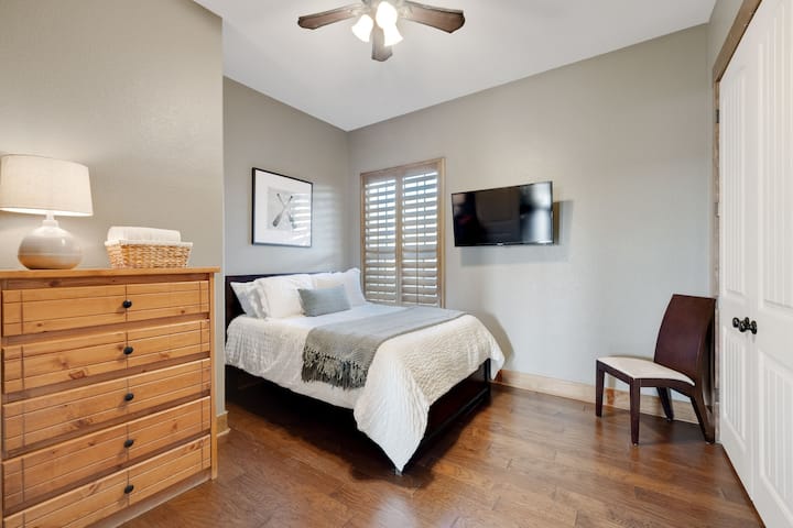 Cama completa y televisor inteligente Roku