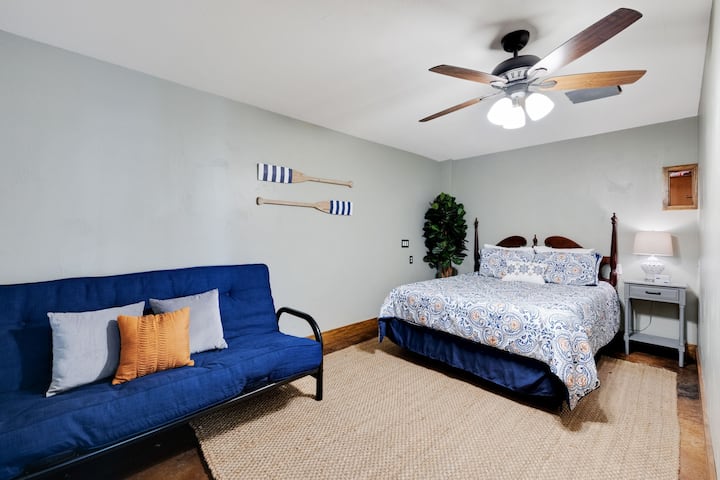 Dormitorio en la planta baja con cama tamaño Queen y futón.