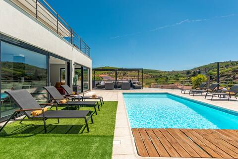 ★ ★ Architect villa with swimming-pool and view