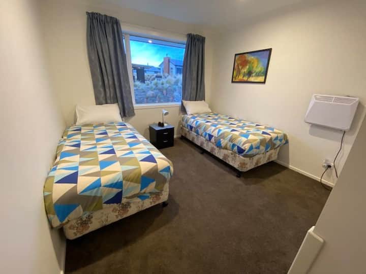 Dormitorio con dos camas individuales