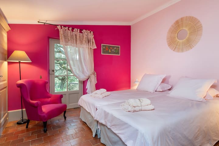 Pink bedroom: 2 single beds 90 x 200 + a shower room
Independent exit to the outside possible
Pink Room : 2 single beds 90 x 200 cm and 1 shower room
Independent exit to the outside