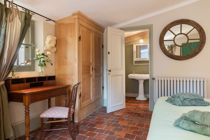 Blue Room: 1 double bed 180 x 200 + a bathroom
Independent exit to the outside possible
Blue Room : 1 king size room 180 x 200 cm and 1 bath room
Independent exit to the outside