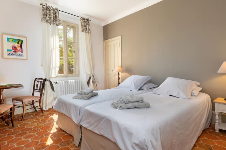 Gray room: 2 single beds 90 x 200 + a bathroom
Independent exit to the outside possible
White Room : 2 single beds 90 x 200 cm and 1 bath room
Independent exit to the outside