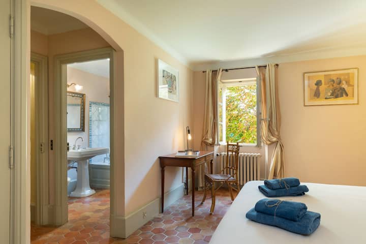 Blue Room: 1 double bed 180 x 200 + a bathroom
Independent exit to the outside possible
Blue Room : 1 king size room 180 x 200 cm and 1 bath room
Independent exit to the outside