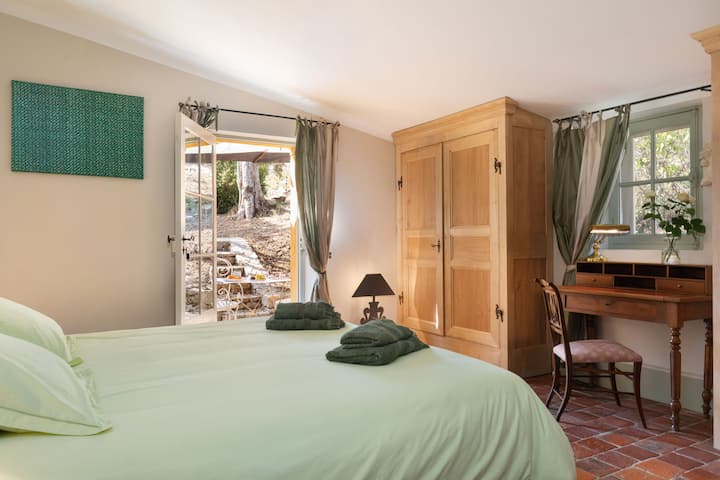 Green room: 1 double bed 180 x 200 + a shower room
Independent exit to the outside possible
Green Room : 1 king size room 180 x 200 cm and 1 shower room
Independent exit to the outside