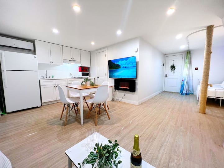 Stylish 3-4 Bedroom! Beautiful Deck! 24/7 Parking! - ニューヨーク