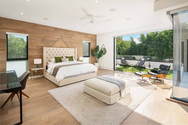 Villa Fendi by LuxJB | Heated Pool | Jacuzzi & Gym gallery image 4