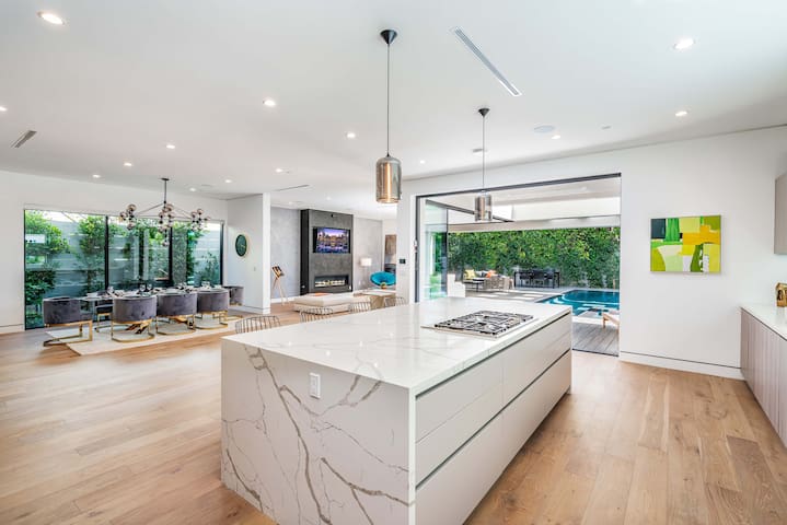 Villa Fendi by LuxJB | Heated Pool | Jacuzzi & Gym gallery image 3