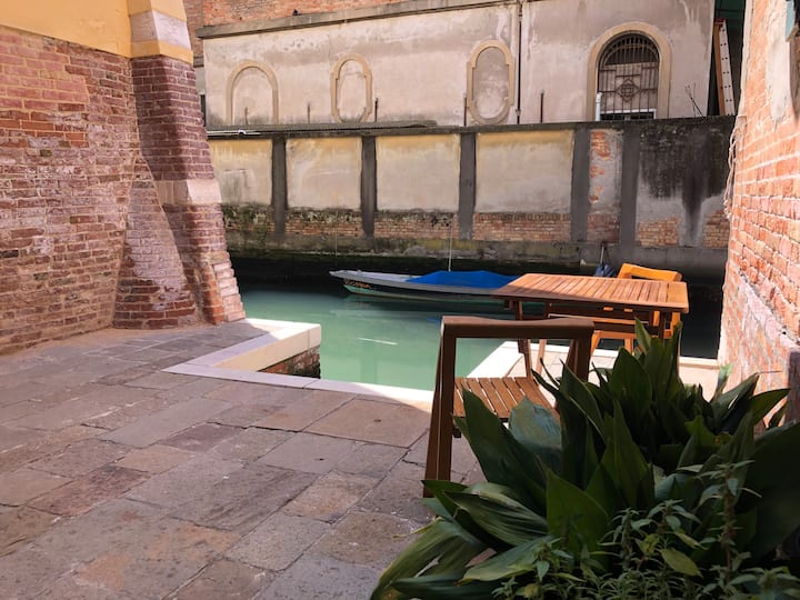 Canalside flat in central Venice Flats for Rent in Venice,