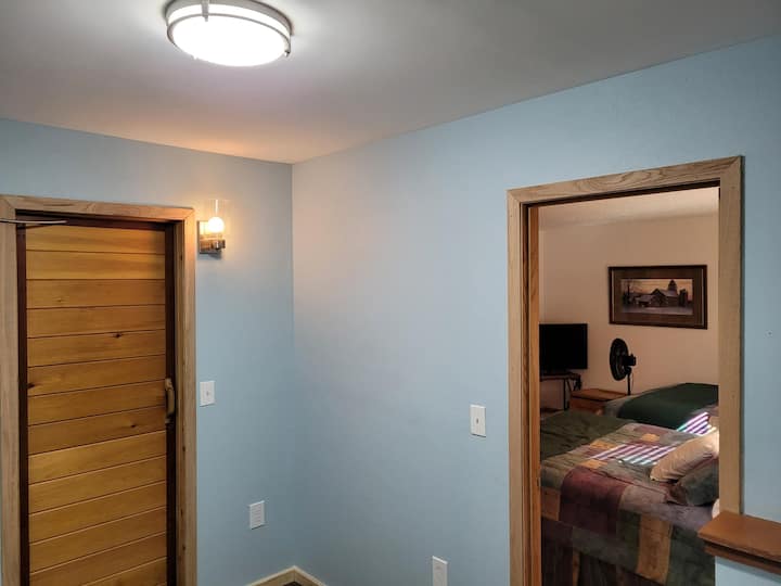 Чудесно е да имате достъп от родителска спалня с малки деца.  В противен случай вратата може да се изключи.  