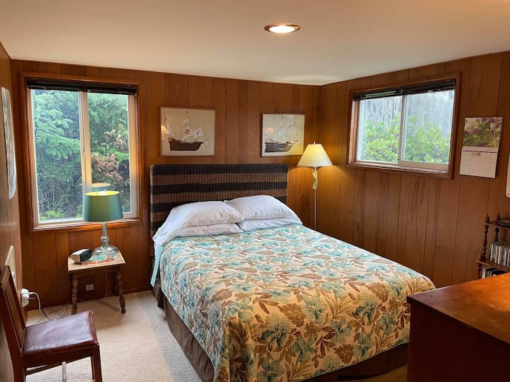 标准双人床卧室