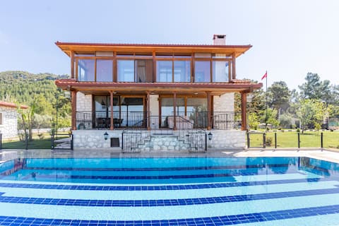 Hilltop Seaview Villa with garden & private pool