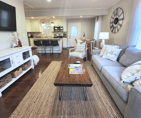 Cottage Haven- King bd, Clean, 2.2 mi to downtown!