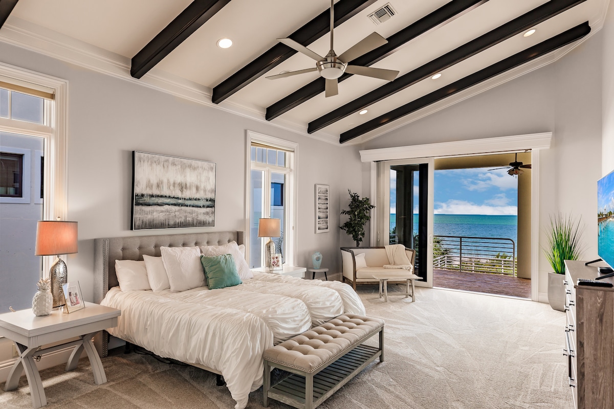 Opuštajuća glavna spavaća soba s mekanim tonovima i pogledom na zaljev