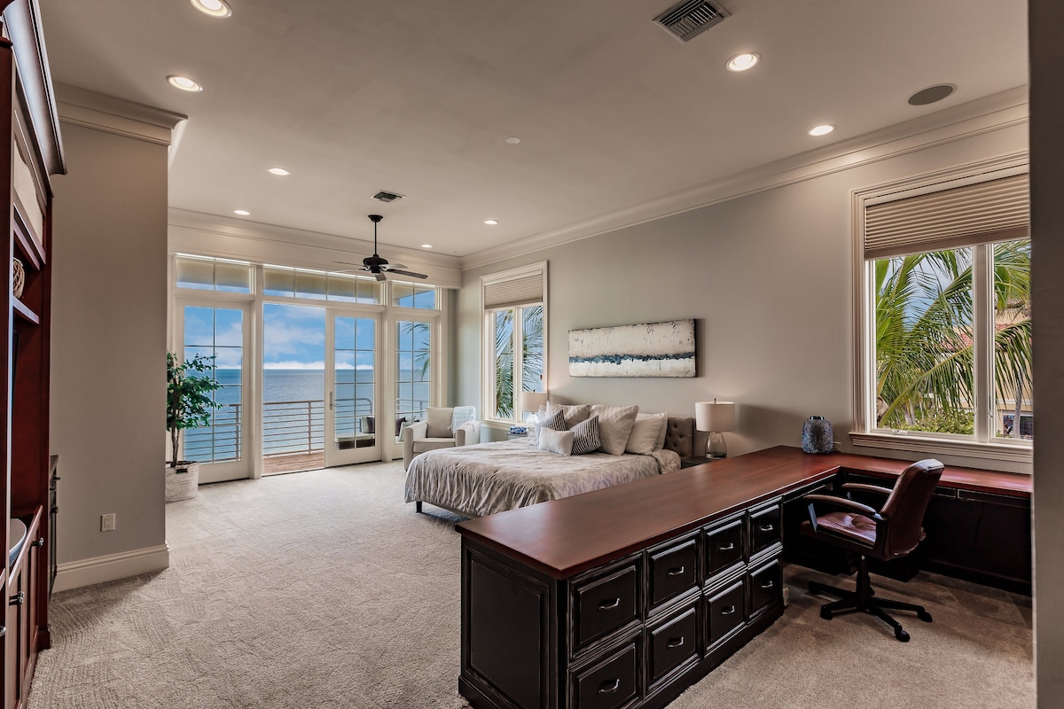 Prostrani apartman s pogledom na zaljev, prostorom za rad i udobnim bračnim krevetom