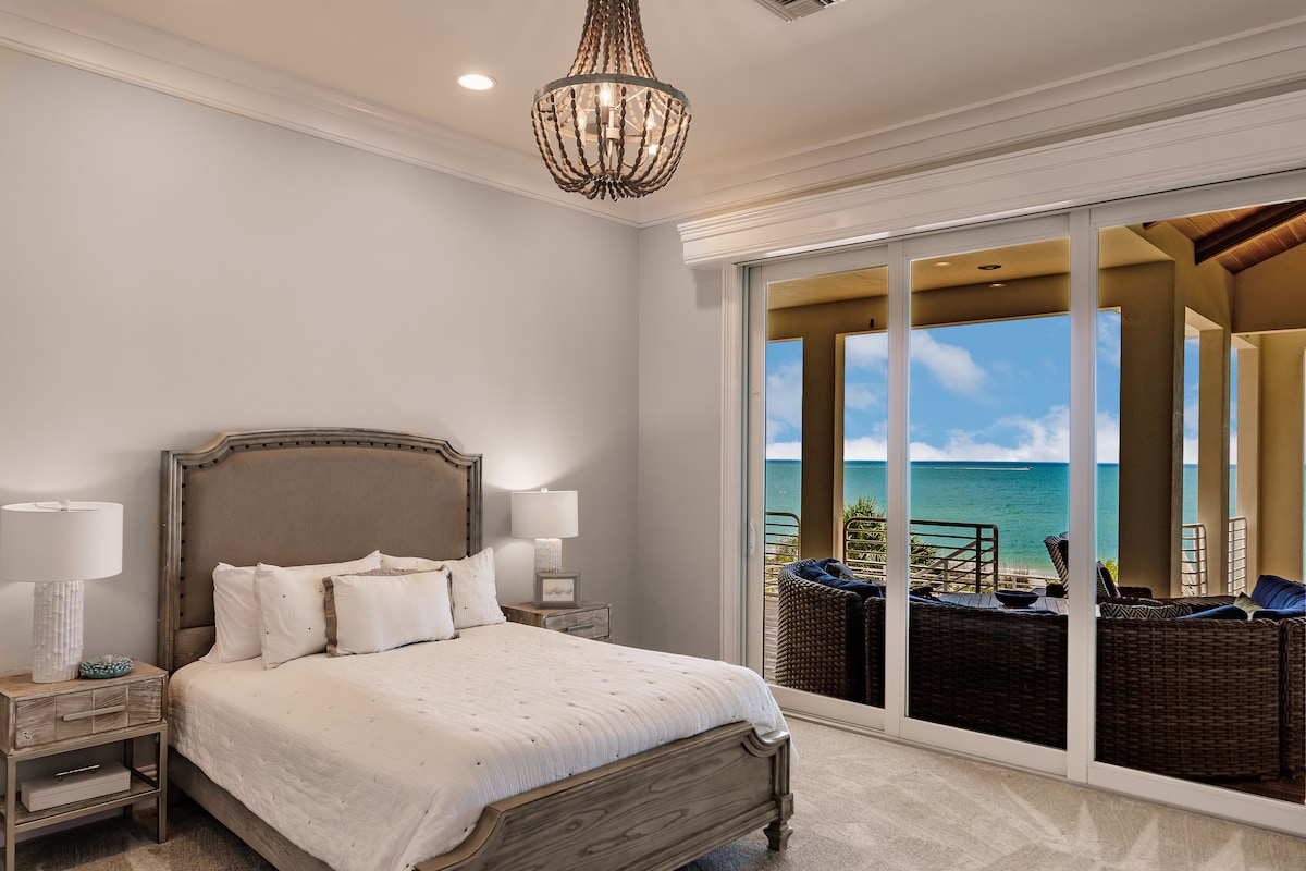 Glavna spavaća soba s pogledom na zaljev i luksuznim bračnim krevetom