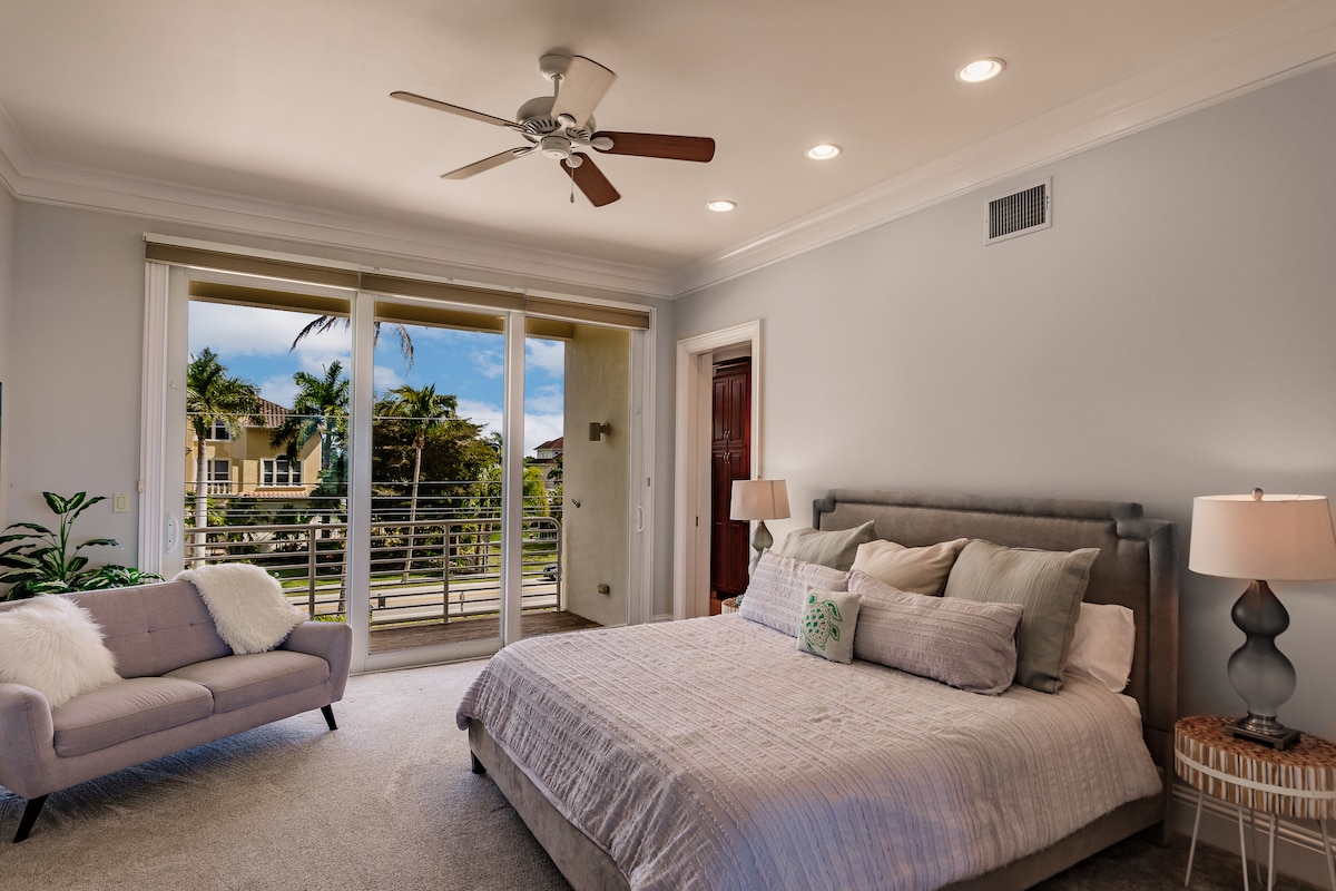 Druga spavaća soba s izlazom na balkon i umirujućim pogledom na tropsku vegetaciju