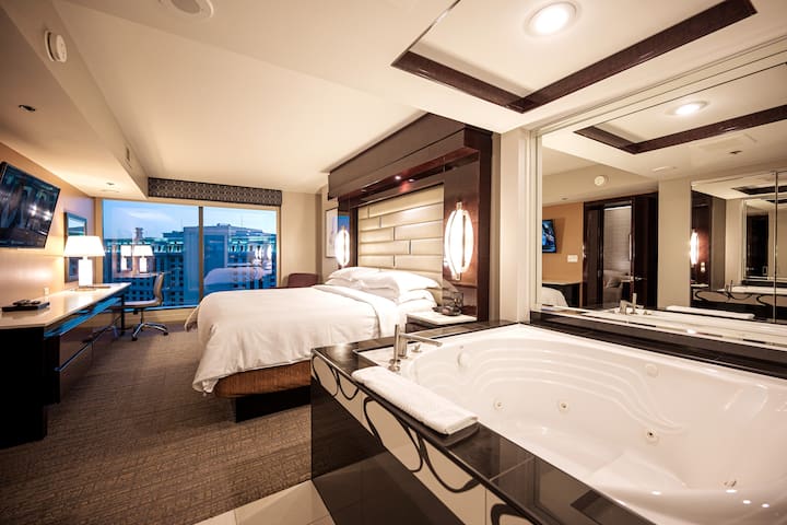VEGAS 2BR Jacuzzi Suite with Projection Screen TV