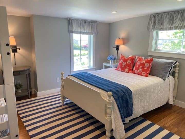 Спалня №2 - страхотна гледка към водата! Пълно легло и две легла