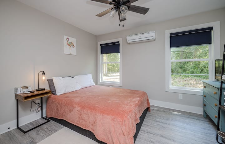 Cama tamaño queen que se encuentra a unos 2 pies del piso.  En esta habitación también hay una lavadora y una secadora apilables en la esquina.  Televisión en la habitación.  