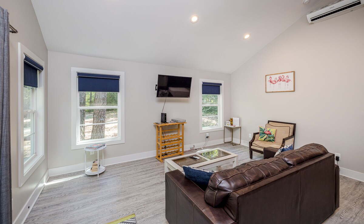 Successful Airbnb property: Private Oasis in NA city limits w 1 bed & 1 couch in North Augusta