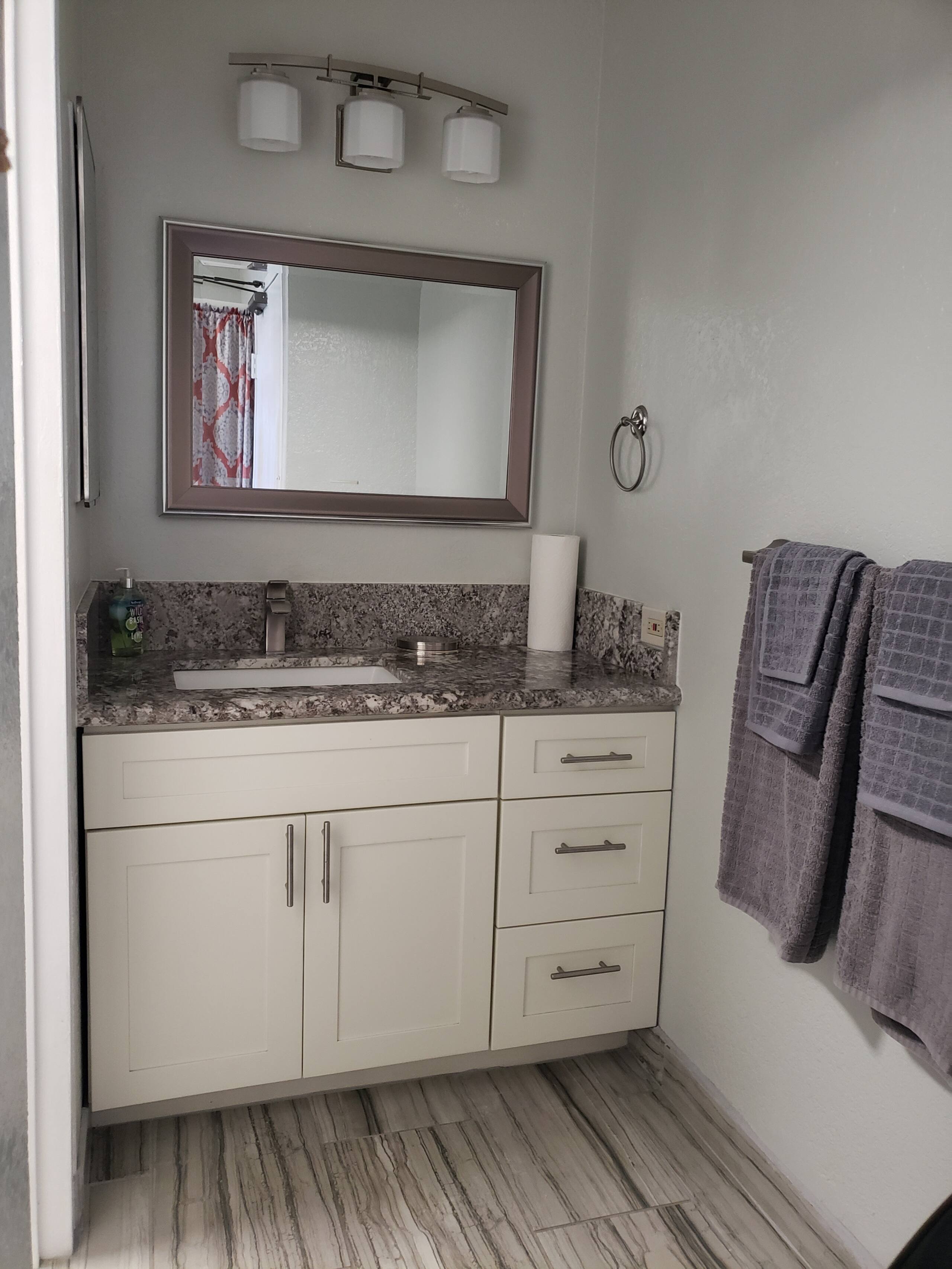 Condo in Honolulu · ★4.88 · Studio · 1 bed · 1 private bath - Image 7