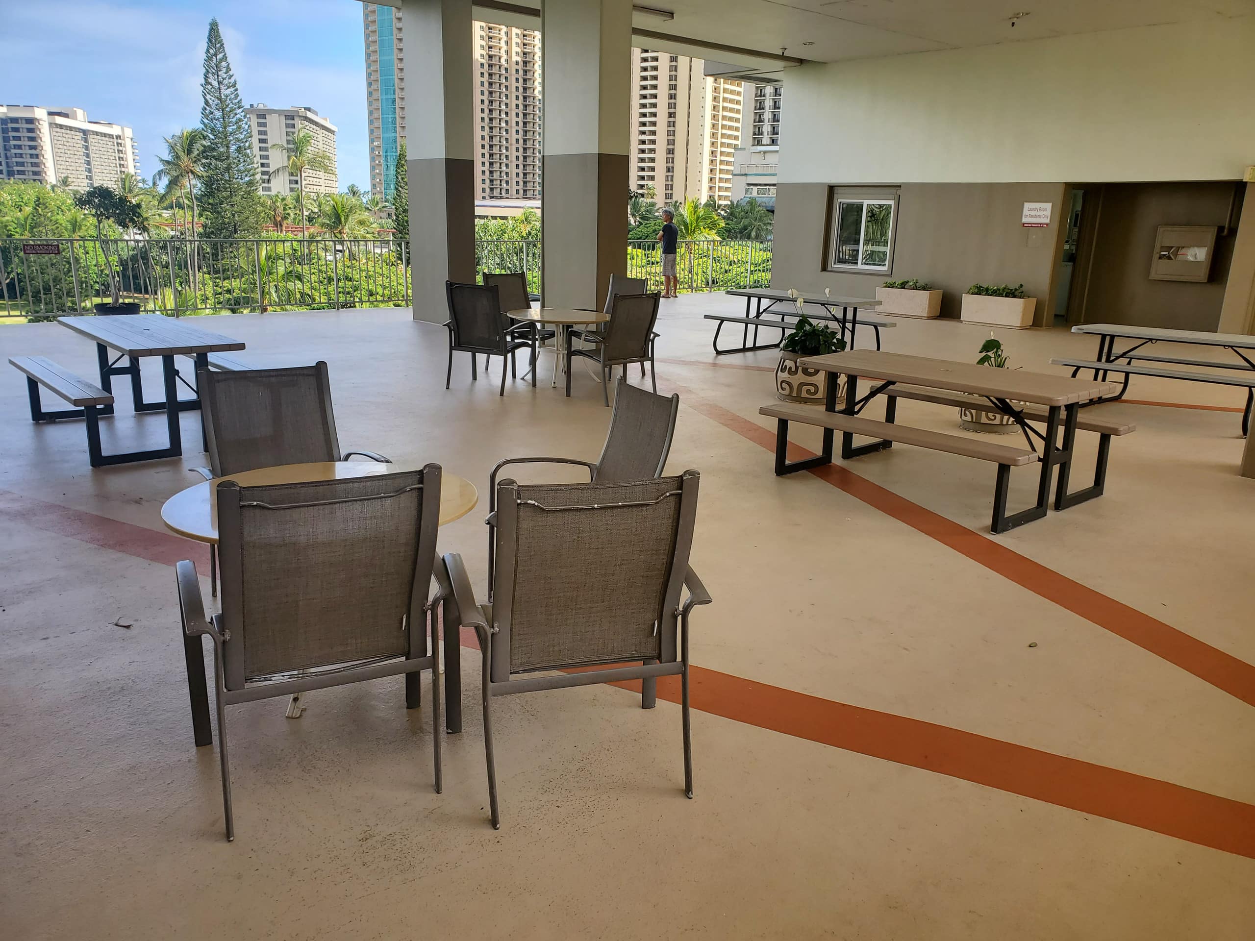 Condo in Honolulu · ★4.88 · Studio · 1 bed · 1 private bath - Image 9