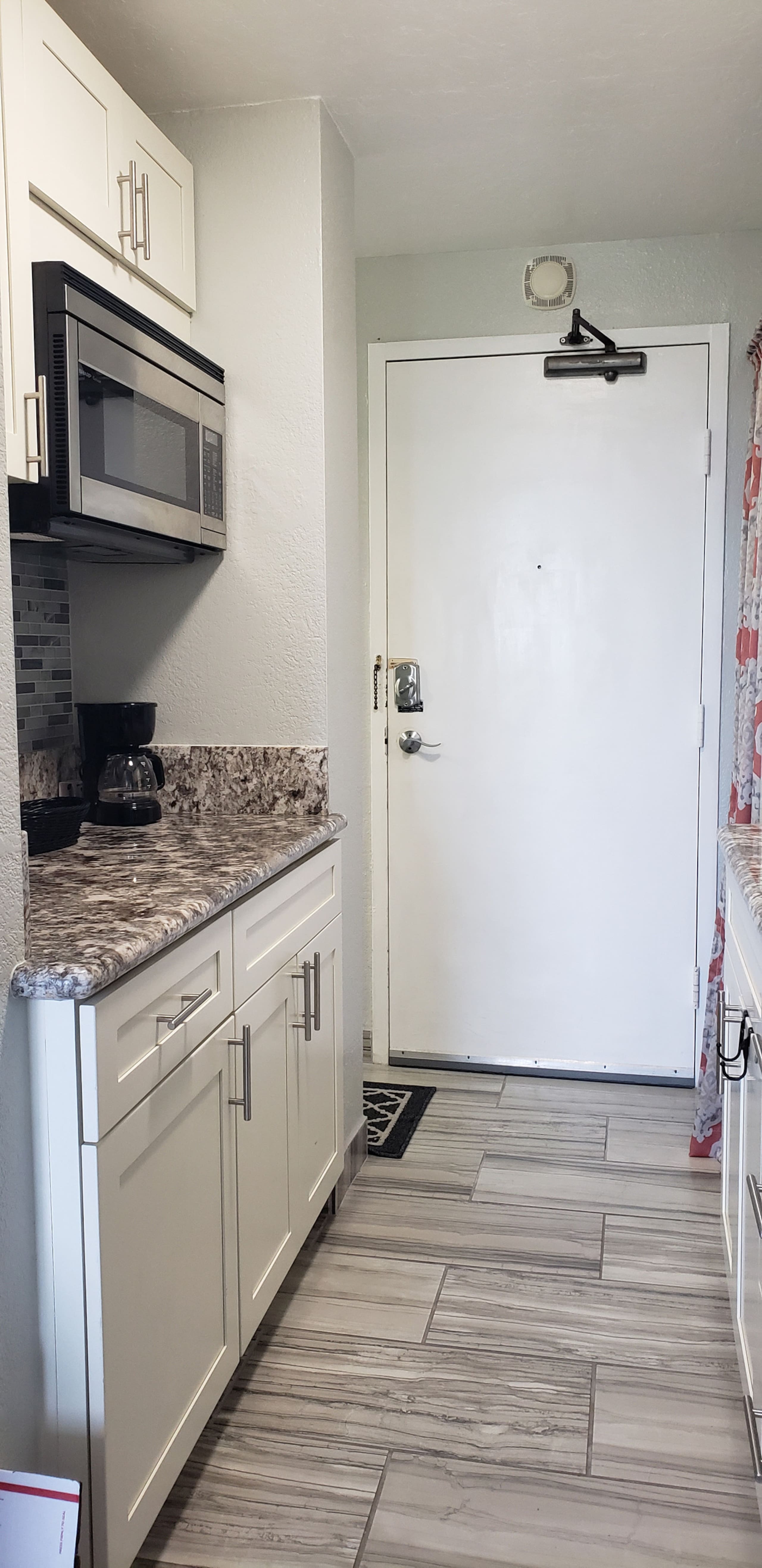 Condo in Honolulu · ★4.88 · Studio · 1 bed · 1 private bath - Image 4