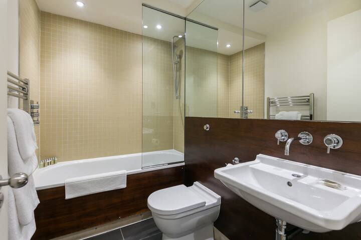 Modern Classic 2 Bedroom Apartment With Balcony gallery image 5