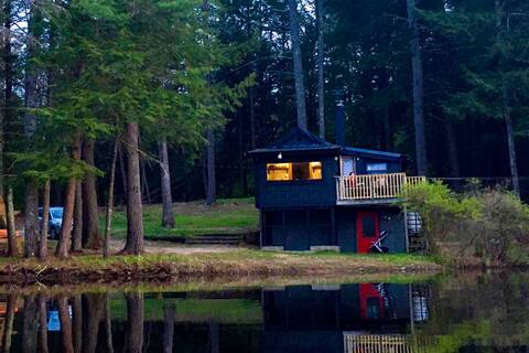 The Photographer's Hut: A Sweetwater Stay