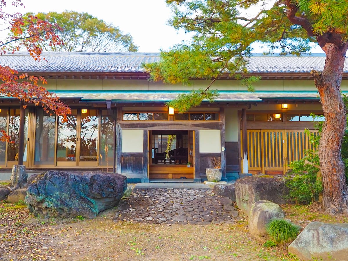 那須のふもと、豪農家の名残。広大な敷地、庭園・敷地内小川でのくつろぎ、東屋でのBBQ、焚火の楽しみ。