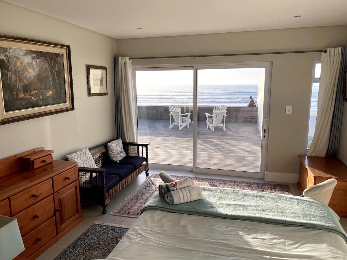 Glavna spavaća soba ima klizna vrata koja vode izravno na terasu i bazen, mali uredski prostor i vlastitu kupaonicu s kadom, tušem, dvostrukim umivaonicima i WC školjkom.