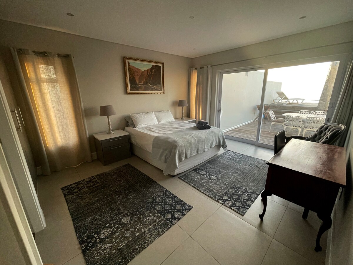 Spavaća soba za goste ima klizna vrata koja vode do terase i bazena, malu radnu stanicu sa stolom i stolicom te vlastitu kupaonicu s tušem, kadom, jednostrukim umivaonikom i WC školjkom.