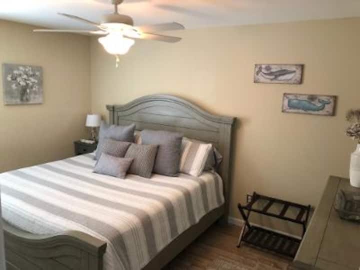 "ნაცრისფერი მეფე საძინებელი" - King Bed!