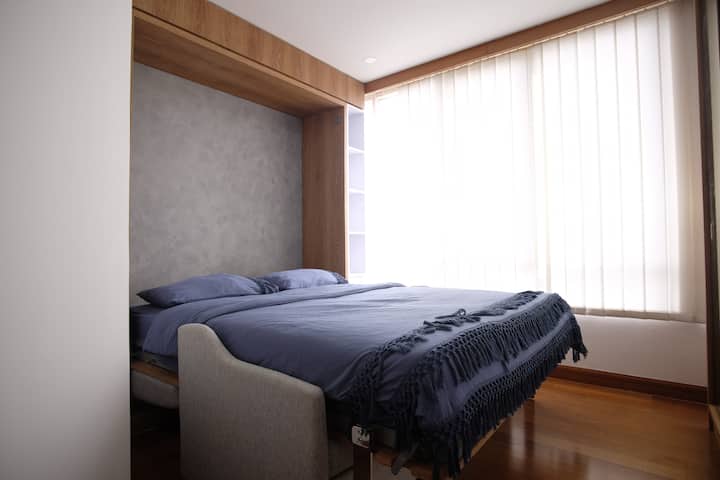 Druhá spálňa s rozkladacou pohovkou a posteľou pre dve osoby. Vhodné pre deti a hostí.