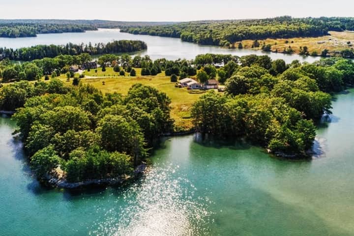 Waterfront, Meadows: 10 acres+ a Spacious House