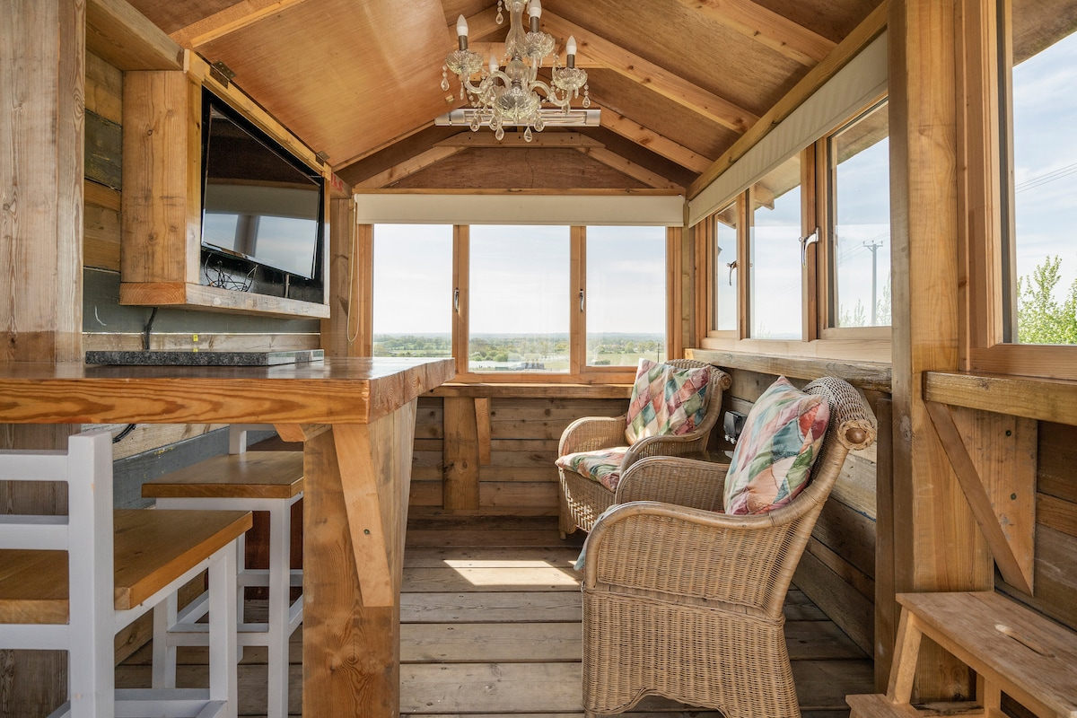 Popular Airbnb listing: Pancake Lodge - with hot tub and four poster in Maidstone