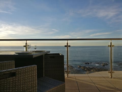 The Boardwalk-Sea Coastal Apt with Panoramic Views